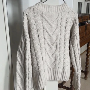 Kabelstickad tröja - Tjock kabelstickad tröja 