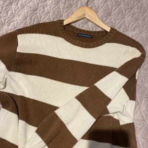 Brianna sweathirt  - Jätte skön brianna sweatshirt from Brandy Melville som inte jag använder längre. Köpt från Brandy i stockholm för 400 någonting men den är sparsamt använd💕