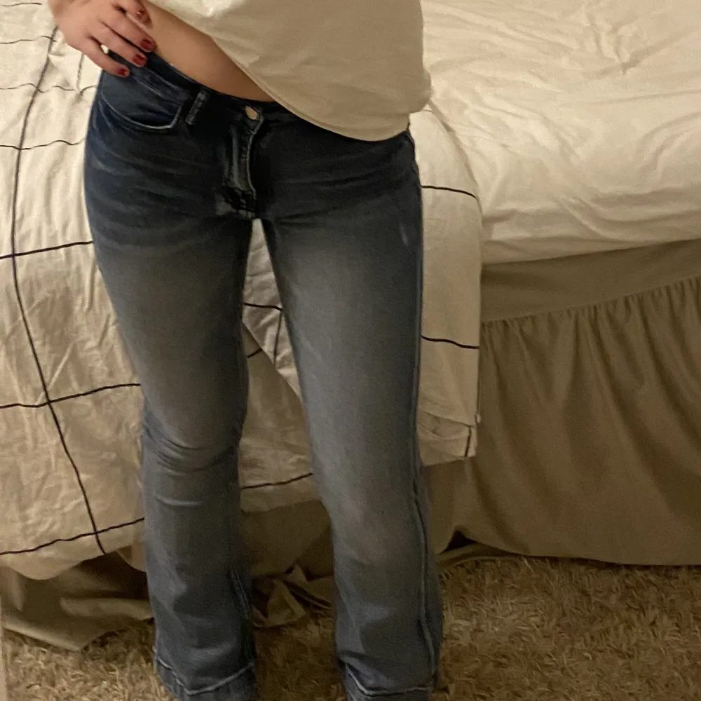 Superfina jeans som är midwaist, jag är 169 cm och dom är på gränsen till för korta på mig, storlek S. Aldrig använda!. Jeans & Byxor.