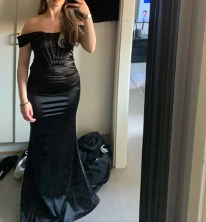 Festklänning / balklänning  - Svart elegant långklänning används en gång för ett par timmar klänning är som ny