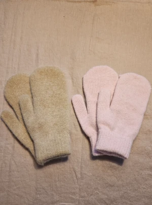 Tumvantar, rosa+beiga - Två par jättesöta tummvantar. Ett par rosa och ett par beige/kamelfärgade.  Helt oanvända!