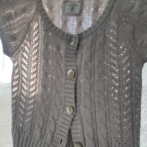 Kofta - Sååå himla snygg kofta som är perfekt över linne eller t-shirt! Denna är så snygg och unik 💫💫 Markerad som en M, men sitter bäst på en XS-S!