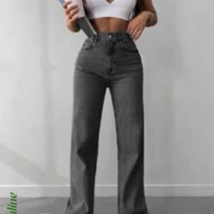 Jeans - Snygga jeans som beställdes i flera färger men som tyvärr var försmå. Returtiden gick ut. Oanvända 💙🦋storlek 40, men passar även 38. Pris kan diskuteras vid snabb affär ☺️