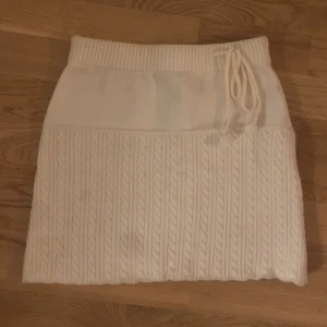 Stickad kjol - Stickad kjol ifrån shein i jätte fint skick. Aldrig använd så inga fläckar eller nånting sånt. 