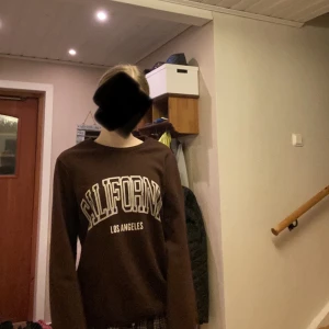 Brun sweatshirt med tryck - Brun sweatshirt med tryck på framsidan från Shein! Använd ca 7 gånger men har inga fel🙌🏼Strl. S. Nypris 129kr!