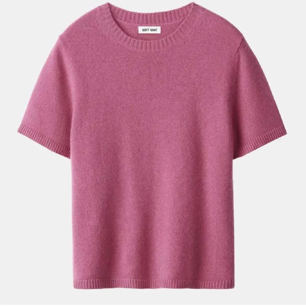 Rosa Kashmir t-shirt från soft goat i storlek S. Säljer då den inte kommer till användning. Använd fåtal gånger. Säljer för 1200kr, nypris 2195kr. T-shirts.