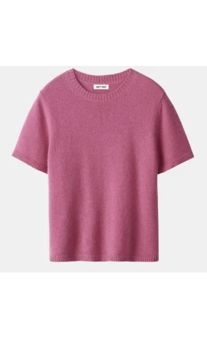 Soft goat t-shirt - Rosa Kashmir t-shirt från soft goat i storlek S. Säljer då den inte kommer till användning. Använd fåtal gånger. Säljer för 1200kr, nypris 2195kr