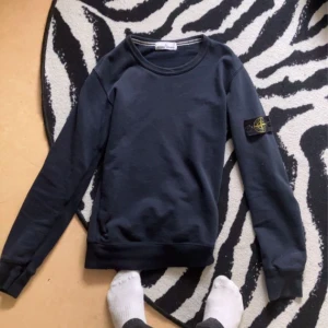 Navy blue stone island  - Säljer denna stone island crewneck i färgen navy blue pga att den inte kommer till användning längre. Skick 9,5/10 inga defekter alls. Ny pris 3500 mitt pris 1200 pris kan diskuteras 