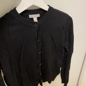 Hm kofta💕 - Säljer denna svarta kofta från hm då den har blivit för liten på mig🩷i nyskick! Perfekt till vinter outfits💘