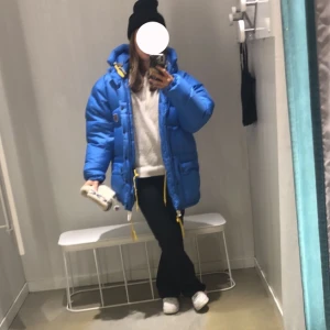 Fjällräven jacka - Populär och supervarm dunjacka från fjällräven i bra skick, inga hål. Storlek xxxs, dock jättestor i storlek så skulle säga att den passar upp till S beroende på hur man vill att den ska sitta💕som referens är jag 160,  frakten är spårbar och kostar 109💕 