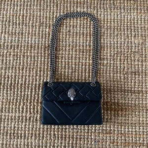 ÄKTA Kurt Geiger väska - Säljer denna väskan eftersom jag inte använder längre. Är använd men är i bra skick. Har två små skador men som man knappt märker. Ursprungs pris 3520kr💗