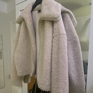 Teddy jacka  - Superfin trendig Teddy jacka från Gina tricot i storlek S! 