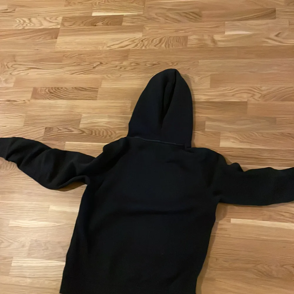 Mörkblå gant hoodie i storleken 176. Säljer då jag växt ur den. Det är ingress fel med den.. Hoodies.