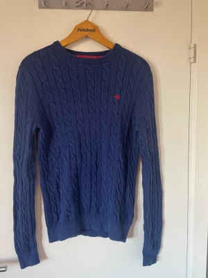 Morris kabelstickad - Tjenare! Säljer en Morris kabelstickad som är i toppenskick! Det är strl S. Vid funderingar så är det bara att skriva! 