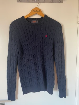 Morris kabelstickad  - Tjenare! Säljer en riktig snygg Morris kabelstickad som är superskick. Det är strl S. Vid funderingar så är det bara att skriva!