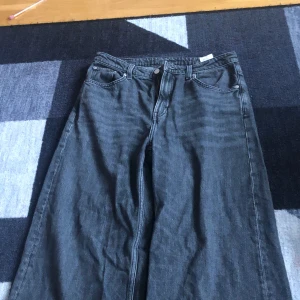 Baggy Y2K jeans  - Gråa baggy y2k jeans från weekday. Storlek S/M 