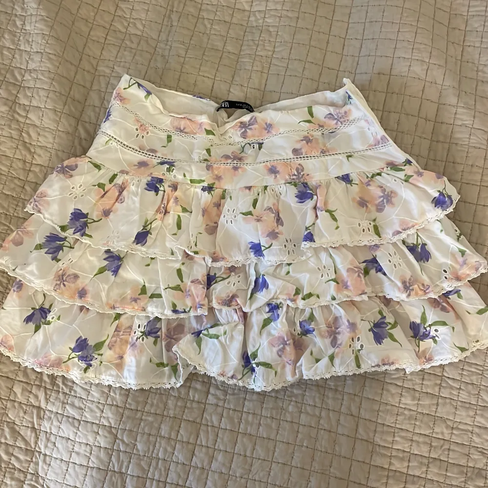 Säljer denna kjol från zara. Storlek S och använt 1 gång så den är som ny!. Kjolar.