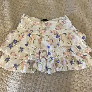 Säljer denna kjol från zara. Storlek S och använt 1 gång så den är som ny!