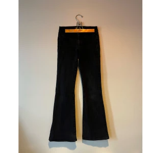 Lågmidjade jeans från MiH Jeans - Lågmidjade svarta jeans från MiH i fint skick! Storlek W25. Sitter fint över låren och har lite flare längst ner🖤