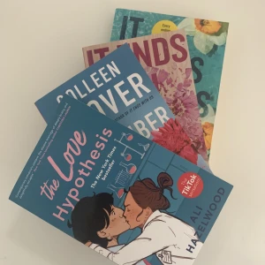 Olika böcker - Fyra olika böcker, iswu, iewu, november9 och the love hypothesis💞☺️ De alla kostar 75kr styck och säljer pga läst ut dem. Vid köp av två eller fler blir det billigare 😊 Köparen står för frakt! 📦💓