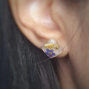 Flower earrings - Handgjorda örhängen Lila blommor resin örhängen