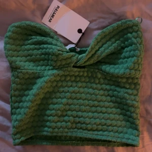 Grön topp - Grön gullig topp från pull&bear, aldrig använd Säljer för jag aldrig riktigt fått användning av den