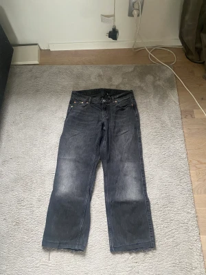 Svarta arrow low waist weekday jeans  - Väldigt fina arrow jeans jag säljer pga inte gillar de längre, fråga om fler bilder! Pris kan diskuteras!💕 