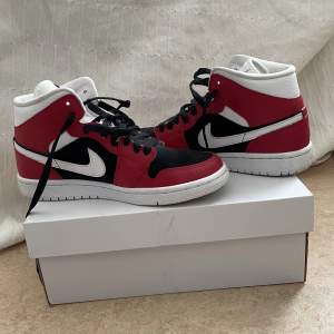 Knappt använda jordan 1 gym red, som aldrig kommer till användning. De är i mycket gott skick och har endast några få märken på sulorna utrop och i men annars helt rena. Inköpspris 1995 kr.