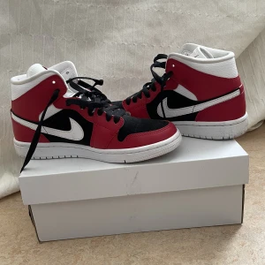 Nike jordan 1 mid - Knappt använda jordan 1 gym red, som aldrig kommer till användning. De är i mycket gott skick och har endast några få märken på sulorna utrop och i men annars helt rena. Inköpspris 1995 kr.