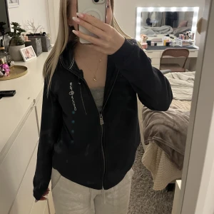 Sail Racing hoodie - Säljer denna zip-hoodie från Sail Racing då den endast använts få gånger och kommer inte till användning längre därför ser den ny ut. Den har 3 innefickor och 2 utefickor💗Skriv till mig för fler bilder. (Jag är 15 år och den passar mig perfekt)