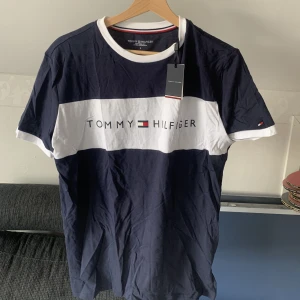 Hilfiger tshirt i strl S - Tommy Hilfiger tshirt i storlek S (small). Aldrig använd med etikett kvar. Från ett djur och rökfritt hem.  Nypris 599-:, nu endast 299-:
