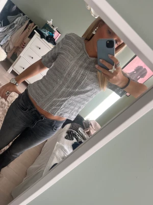 Topp - Grå topp med coolt mönster 