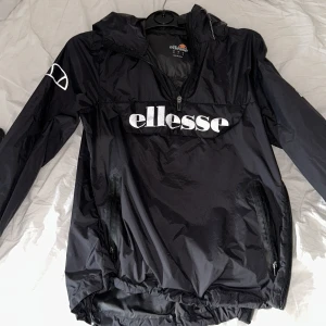Ellesse vindjacka - En vindjacka, perfekt till hösten för en liten sportigare klädsel.  Originalpris - 900kr