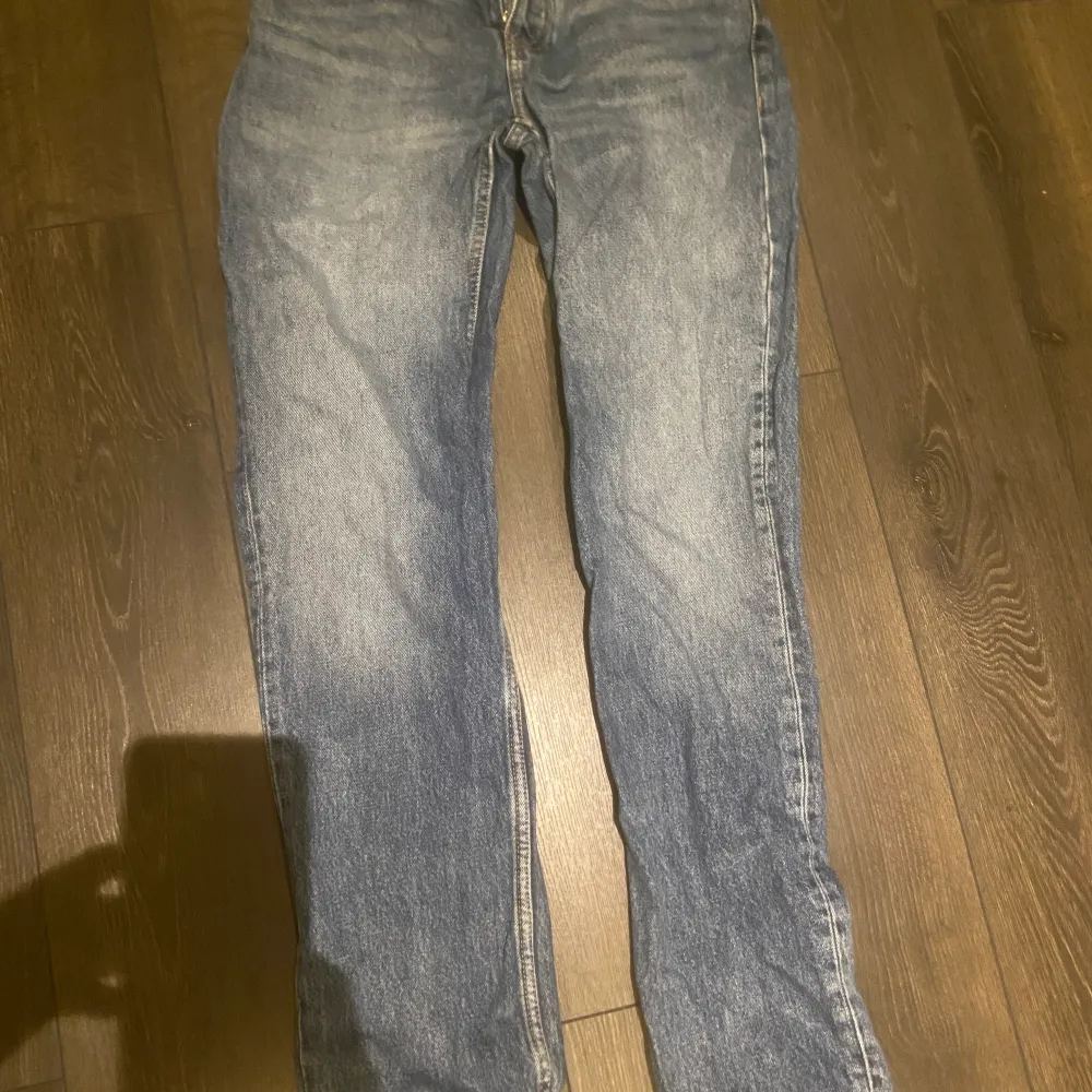 Säljer mina snygga jeans från zara som tyvärr inte passar längre.😊Har dessa byxor i två olika storlekar (både 36 och 34) säljer båda två❤️. Jeans & Byxor.