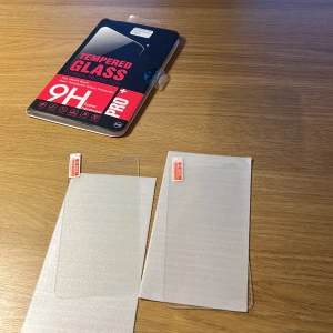 2 st skärmskydd i härdat glass - Säljer 2 st skärmskydd i 9H härdat glas. Till iPhone X. Köpte för 200kr Säljer för 80kr:)