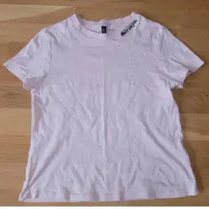 T-shirt från H&M i storlek XS. Nyskick, kan fraktas, men köparen står för frakten 💕