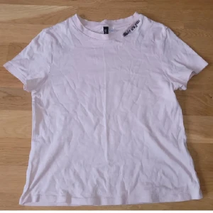 Tshirt  - T-shirt från H&M i storlek XS. Nyskick, kan fraktas, men köparen står för frakten 💕