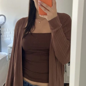 Brun kofta med liten slits på sidan  - Kommer inte till användning längre, färgen är lite mörkare i verkligheten 