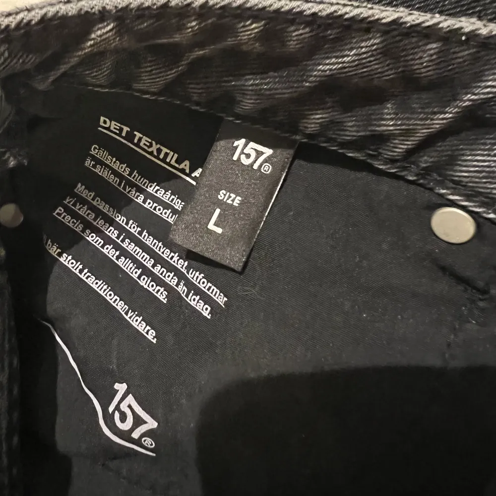 Ett par svarta jeans från Lager 157 i stl L! Använda men har inga tecken på skador eller annat💜 Kan mötas upp i Uppsala!. Jeans & Byxor.