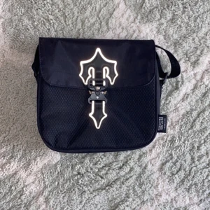 Trapstar väska  - , fick den i present så vet inte om den är äkta men förmodligen, den är helt ny 