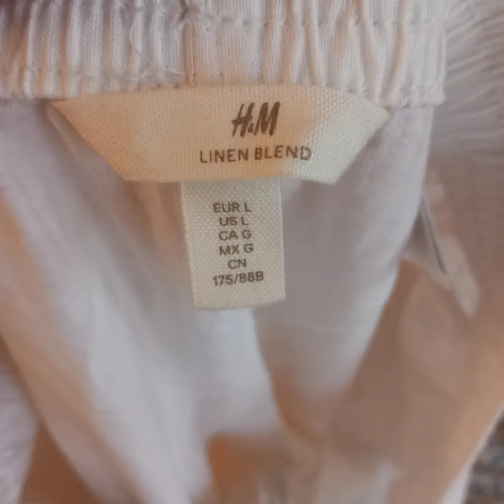 Vita linnebyxor från H&M. Aldrig använda. Strl L men sitter som M.. Jeans & Byxor.