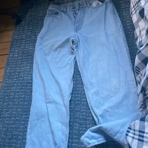 Ljusblåa jeans raka - Raka ljusblåa jeans