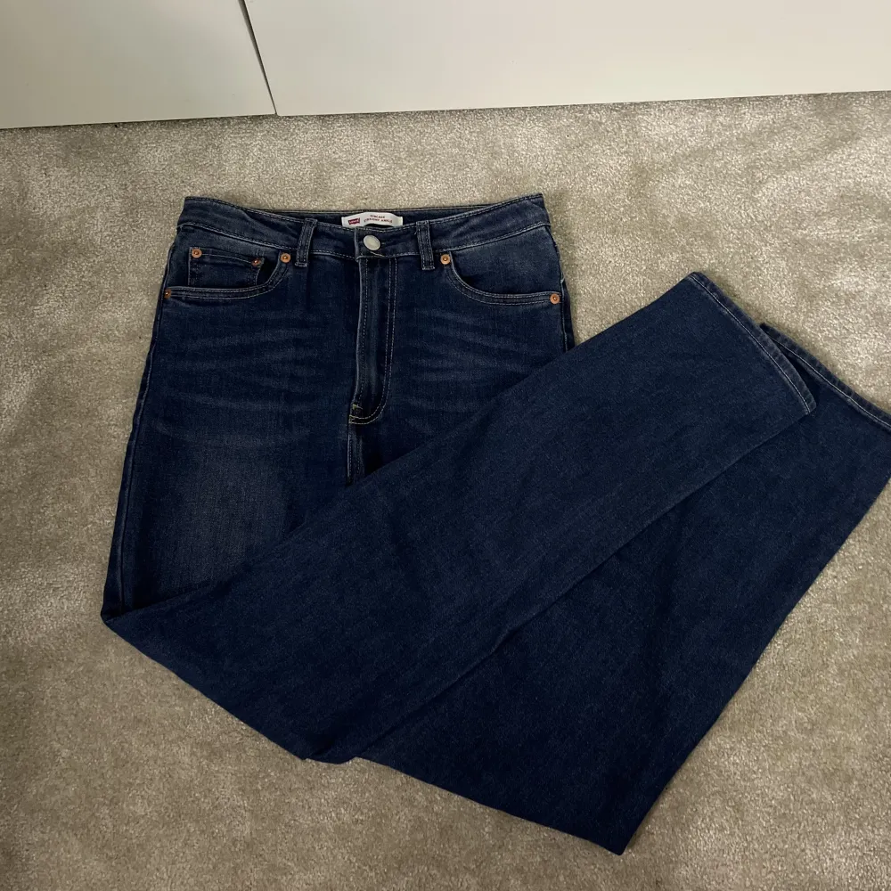 Jeans från Levi’s i modellen ribcage straight ankle❤️‍🔥 använda 2 gånger. På lappen står det 16A 164cm. Jag skulle säga att dom är som en 34/36 och som jämförelse på bilden är jag 163❤️‍🔥. Jeans & Byxor.