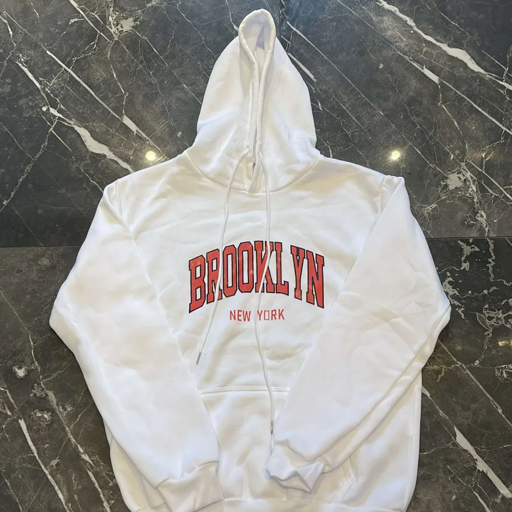 Brooklyn hoodie  Oanvända Storlek: M Material: 100 polyester . Hoodies.