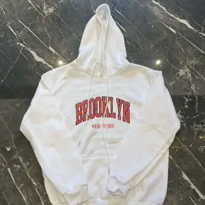 Brooklyn hoodie  Oanvända Storlek: M Material: 100 polyester 