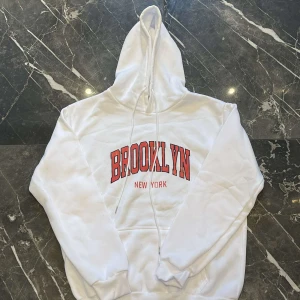 Brooklyn hoodie  - Brooklyn hoodie  Oanvända Storlek: M Material: 100 polyester 