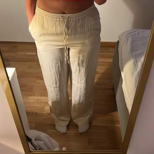 Säljer dessa beige vita linnebyxor från Zara. Lappen sitter kvar och de är aldrig använda endast testade. Nypris 359kr💓💓