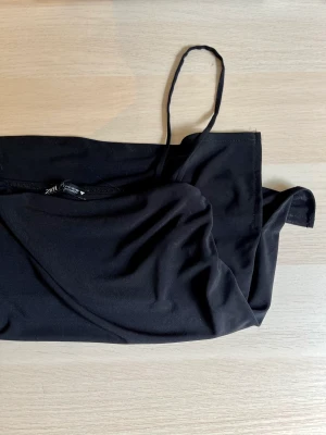 Partytopp från Zara - Oanvänd, supersnygg till fest!! 