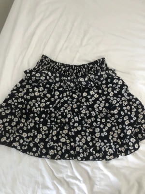 Sommar kjol  - En somrig och gullig kjol från shein i storlek M. 30 kr + frakt eller mötas upp runt Stockholms området.