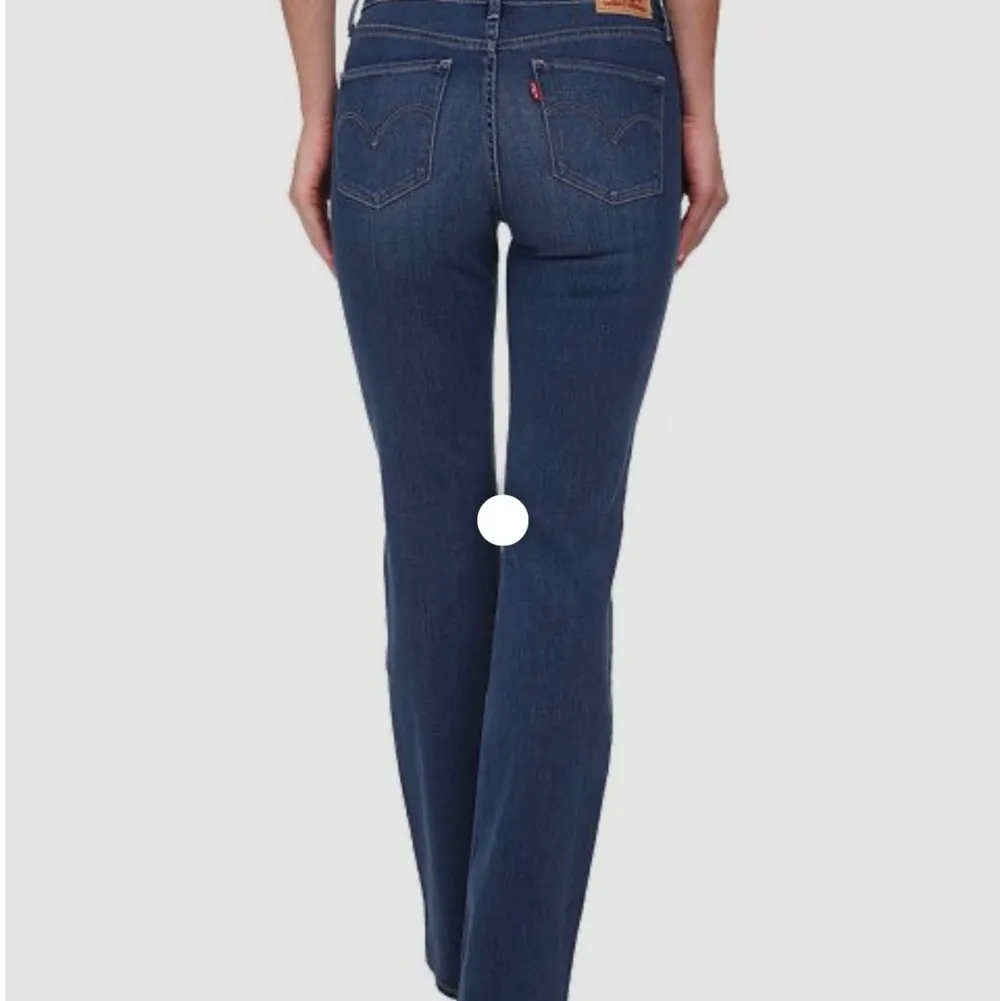 Jeans från Levis i modellen ”shaping bootcut” i en så fin blå färg 💗. Jeans & Byxor.